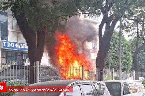 Xe 5 chỗ bất ngờ cháy khi dừng trước chung cư