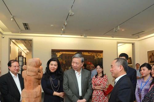 Tổng Bí thư và phu nhân thăm triển lãm '100 năm Mỹ thuật hiện đại'