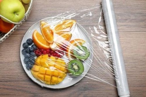 Chọn màng bọc thực phẩm như thế nào để an toàn sức khỏe?