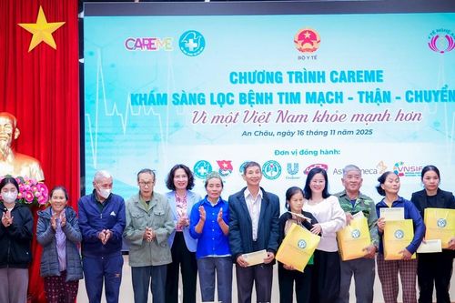 Thứ trưởng Bộ Y tế tham dự chương trình khám bệnh và tặng quà tại xã An Châu