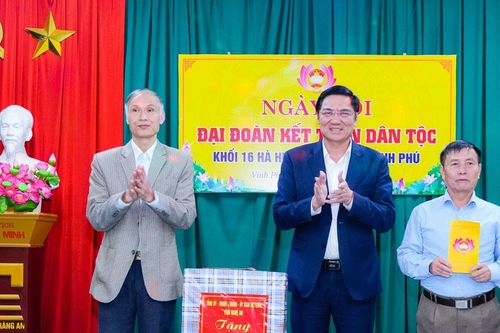 Phó Bí thư Thường trực Tỉnh ủy Hoàng Nghĩa Hiếu chung vui Ngày hội Đại đoàn kết tại phường Vinh Phú