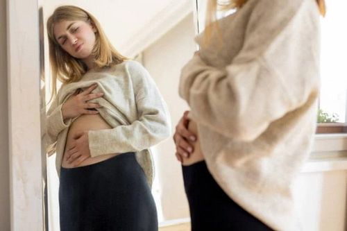 Những thói quen ăn tối khiến bụng bạn 'to bất thường'' vào sáng hôm sau
