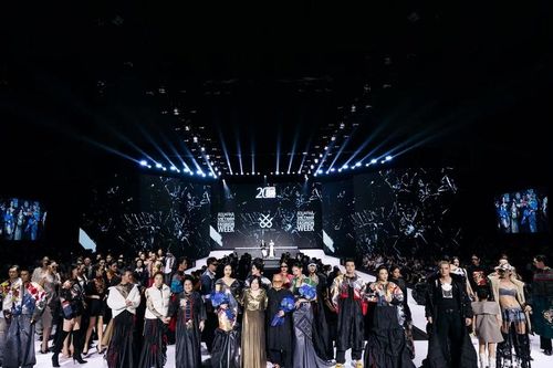 Bộ sưu tập 'Kẻ mộng du': Khi truyền thống và hội họa bước lên sàn catwalk