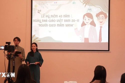 Học sinh, sinh viên tại Nga thể hiện lòng biết ơn các nhà giáo