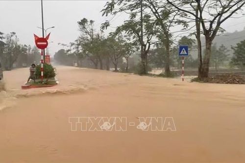 Mưa lớn, Huế di dời 20 hộ ở xã A Lưới 2 đến nơi an toàn