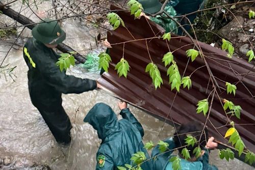 Đường sắt và đường bộ Khánh Hòa bị ngập vì mưa lớn, lực lượng chức năng nỗ lực thông tuyến sớm