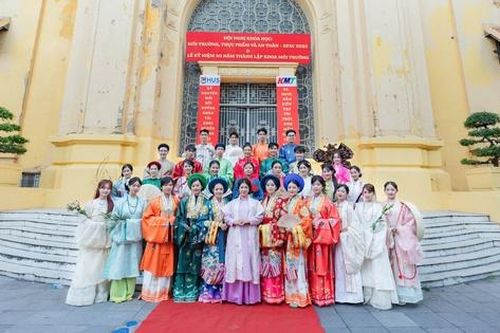 1.000 bộ trang phục truyền thống tỏa sắc trên phố đi bộ Hoàn Kiếm