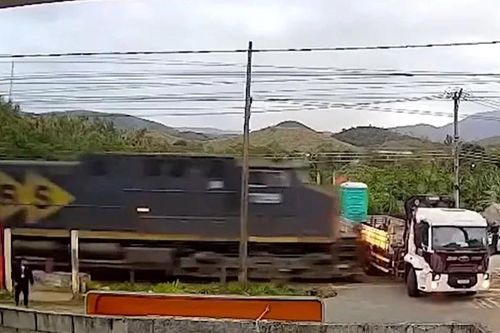 Băng qua đường ray mà không quan sát, xe tải bị tàu hỏa hất văng như đồ chơi