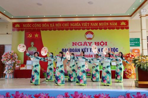 Cán bộ, Nhân dân thôn Quần Trúc chung vui Ngày hội đại đoàn kết toàn dân tộc