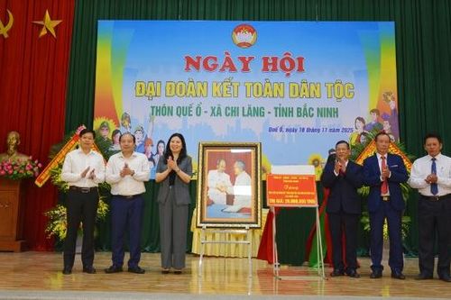 Phó Trưởng Đoàn ĐBQH tỉnh Trần Thị Vân dự Ngày hội Đại đoàn kết toàn dân tộc tại xã Chi Lăng