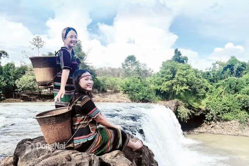 Phát triển du lịch gắn với giữ gìn và phát huy bản sắc văn hóa dân tộc địa phương