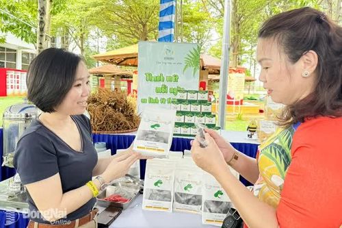 Đặc sản chế biến thủ công hút hàng