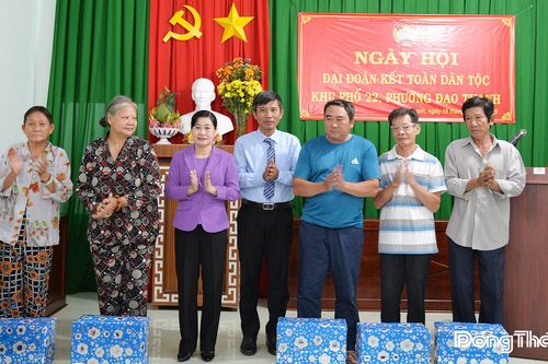 Đồng chí Châu Thị Mỹ Phương dự Ngày hội Đại đoàn kết toàn dân tộc tại phường Đạo Thạnh