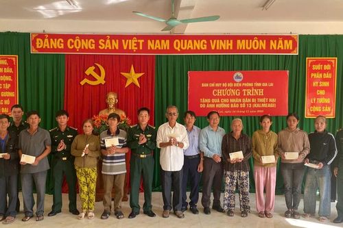 Bộ đội Biên phòng tỉnh trao quà cho các gia đình thiệt hại do bão số 13 tại xã Đề Gi và An Lương
