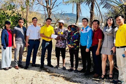 Hiệp hội Doanh nhân Đắk Lắk tặng quà cho người dân xã Ngô Mây bị ảnh hưởng bão số 13
