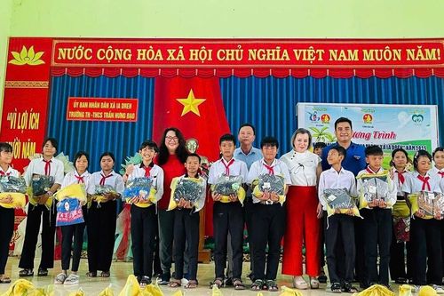 Trao tặng 300 suất quà cho học sinh nghèo xã Ia Dreh