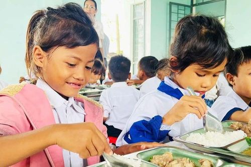 'Cơm có thịt' nuôi trò nghèo vùng cao