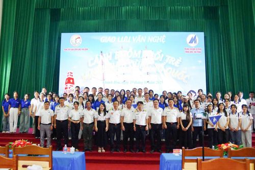 Giao lưu văn nghệ 'Cánh buồm tuổi trẻ vươn khơi cùng Tổ quốc' chào mừng Ngày Nhà giáo Việt Nam