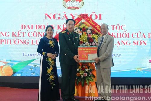 Lãnh đạo Bộ Chỉ huy Quân sự tỉnh dự ngày hội đại đoàn kết toàn dân tộc tại Khối Cửa Đông