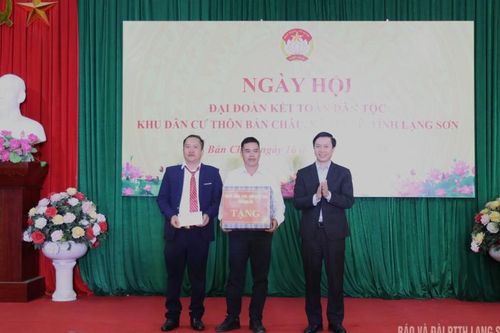 Lãnh đạo Ủy ban MTTQ Việt Nam tỉnh dự ngày hội đại đoàn kết toàn dân tộc tại thôn Bản Châu