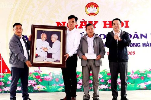 Đồng chí Chủ tịch UBND tỉnh Nguyễn Tuấn Anh dự Ngày hội Đại đoàn kết toàn dân tộc thôn Khởi Khe