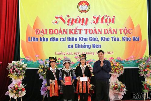 Đồng chí Nguyễn Minh Toàn - Ủy viên Ban Thường vụ, Chủ nhiệm Ủy ban Kiểm tra Tỉnh ủy dự Ngày hội Đại đoàn kết toàn dân tộc xã Chiềng Ken