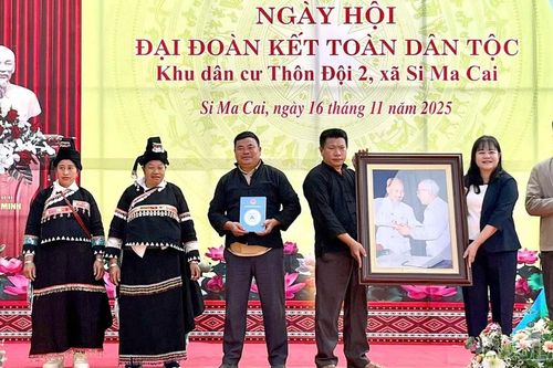 Đồng chí Phó Chủ tịch HĐND tỉnh Hoàng Thị Thanh Bình dự Ngày hội Đại đoàn kết tại thôn Đội 2, xã Si Ma Cai