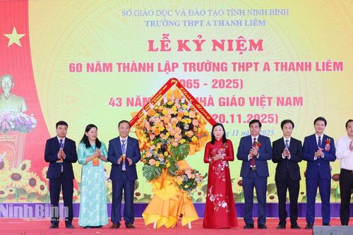 Đồng chí Phó Bí thư Thường trực Tỉnh ủy Đinh Thị Lụa dự Lễ kỷ niệm 60 năm thành lập Trường THPT A Thanh Liêm