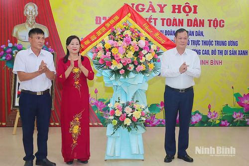 Đồng chí Phó Bí thư Tỉnh ủy, Chủ tịch HĐND tỉnh Lê Quốc Chỉnh dự Ngày hội Đại đoàn kết toàn dân tộc tại tổ dân phố 2, phường Tam Điệp