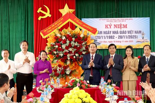 Đồng chí Phó Bí thư Tỉnh ủy, Chủ tịch Ủy ban MTTQ Việt Nam tỉnh Mai Văn Tuất thăm, chúc mừng Trường THPT Yên Mô B