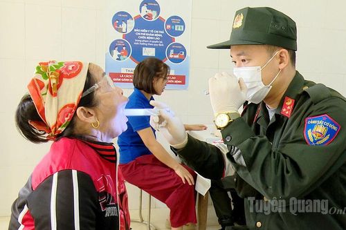 Bộ Tư lệnh Cảnh sát cơ động khám, tư vấn và phát thuốc miễn phí tại xã Minh Quang