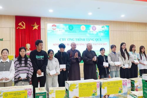 Giáo hội Phật giáo Việt Nam kết hợp cùng các doanh nghiệp tặng quà đến bà con tại Huế