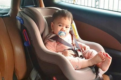Từ 1/1/2026, loại ô tô nào phải trang bị ghế trẻ em?