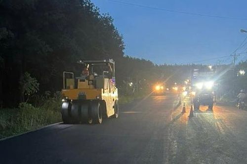 Công nhân ngày đêm cào bóc, thảm nhựa sửa chữa khẩn cấp QL14 để về đích vào 20/11