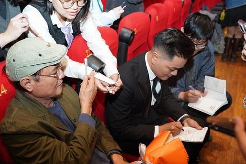 Ê kíp 'Mùi cỏ cháy' giao lưu cùng khán giả tại Tuần phim chào mừng Liên hoan Phim Việt Nam
