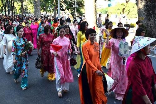Diễu hành áo dài quy mô lớn khép lại Lễ hội Áo dài Du lịch Hà Nội 2025