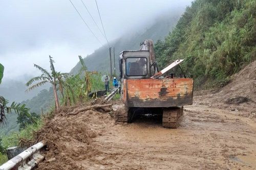 Nỗ lực thông xe quốc lộ 24 qua đèo Vi Ô Lắk sau sạt lở núi
