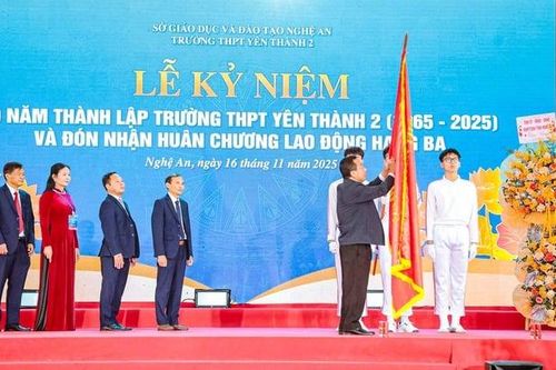 Trường THPT Yên Thành 2 đón nhận Huân chương Lao động hạng Ba