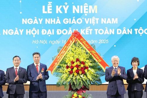 Phó Chủ tịch Thường trực Quốc hội Đỗ Văn Chiến dự Lễ Kỷ niệm Ngày nhà giáo Việt Nam và Ngày hội đại đoàn kết tại Học viện Tài chính