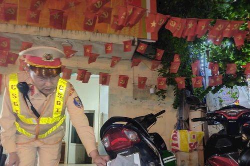 CSGT Hà Nội: Xử lý gần 400 trường hợp vi phạm quy định về biển số và dùng tay sử dụng điện thoại khi điều khiển xe