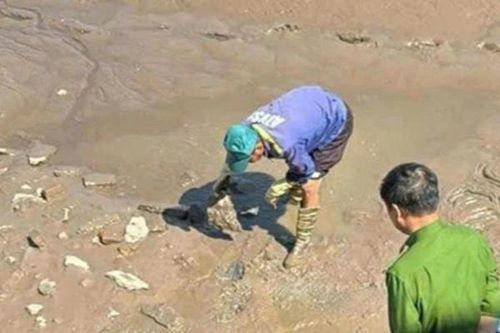 Tìm tung tích bộ xương người bị vùi lấp dưới lớp bùn ao