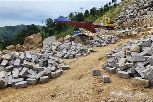Yêu cầu Công ty Quốc Duy dừng khai thác đá chưa được cấp phép