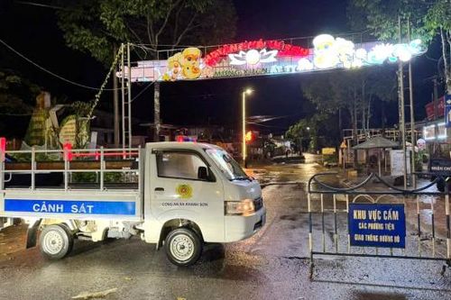 Mưa lũ chia cắt một số đoạn trên đường Tỉnh lộ 9 ở Khánh Hòa