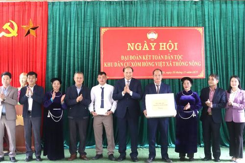 Phó Chủ tịch UBND tỉnh Hoàng Văn Thạch dự Ngày hội Đại đoàn kết toàn dân tộc tại xã Thông Nông