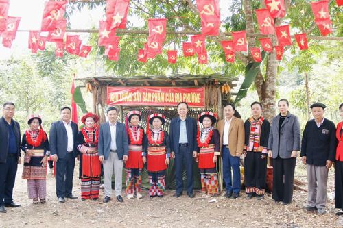 Phó Chủ tịch UBND tỉnh Vũ Đình Quang dự Ngày hội Đại đoàn kết toàn dân tộc tại xóm Chông Cá, xã Minh Khai