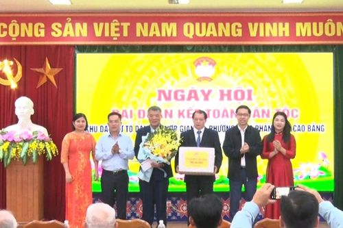Phó Chủ tịch Thường trực Ủy ban MTTQ tỉnh Vũ Khắc Quang dự Ngày hội Đại đoàn kết toàn dân tộc tại Tổ dân phố Hợp Giang 8, phường Thục Phán