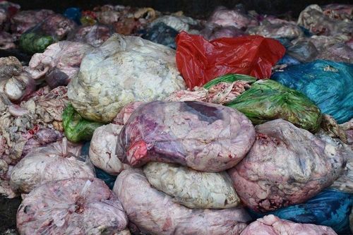 Cơ sở chế biến mỡ bẩn nằm giữa nghĩa trang: Hiện trường rùng mình được phơi bày