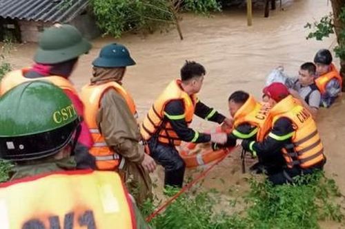 Lực lượng Công an tiếp tục hỗ trợ người dân khắc phục hậu quả bão lũ