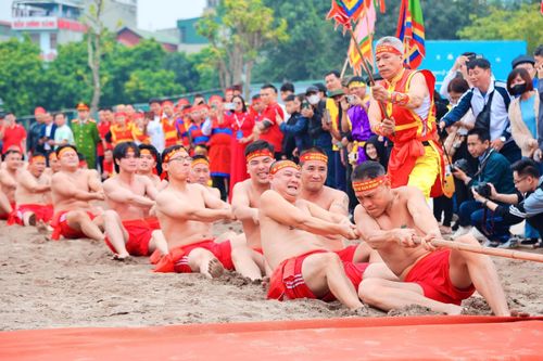 Hàng nghìn người đổ về xem màn tranh tài kéo co ngồi độc đáo ở Hà Nội