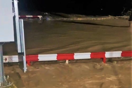 Đường sắt qua Khánh Hòa ngập cục bộ, nhiều chuyến tàu phải tạm dừng